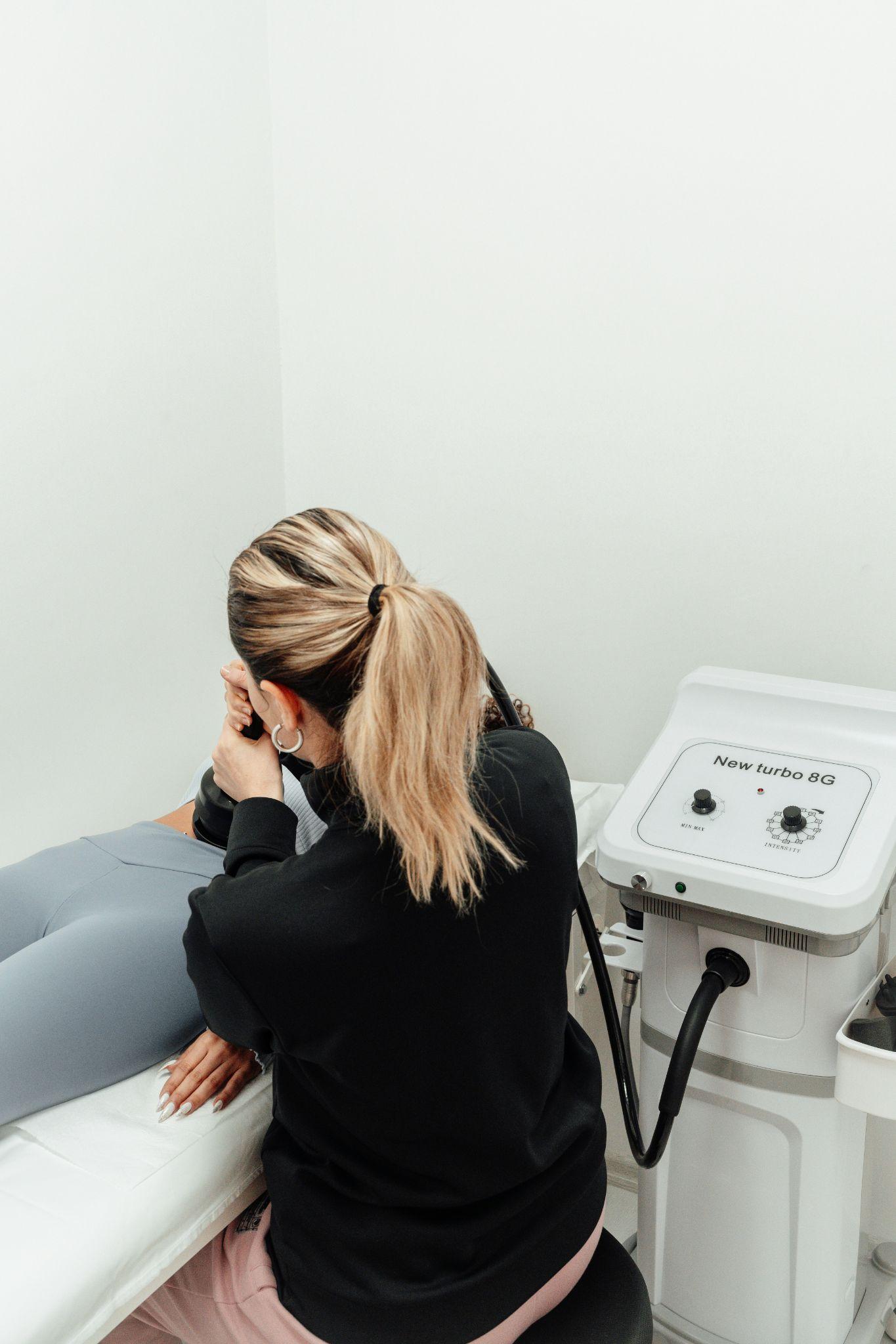 A practitioner applies a targeted treatment to the abdomen, representing non-invasive body sculpting in Summerlin.