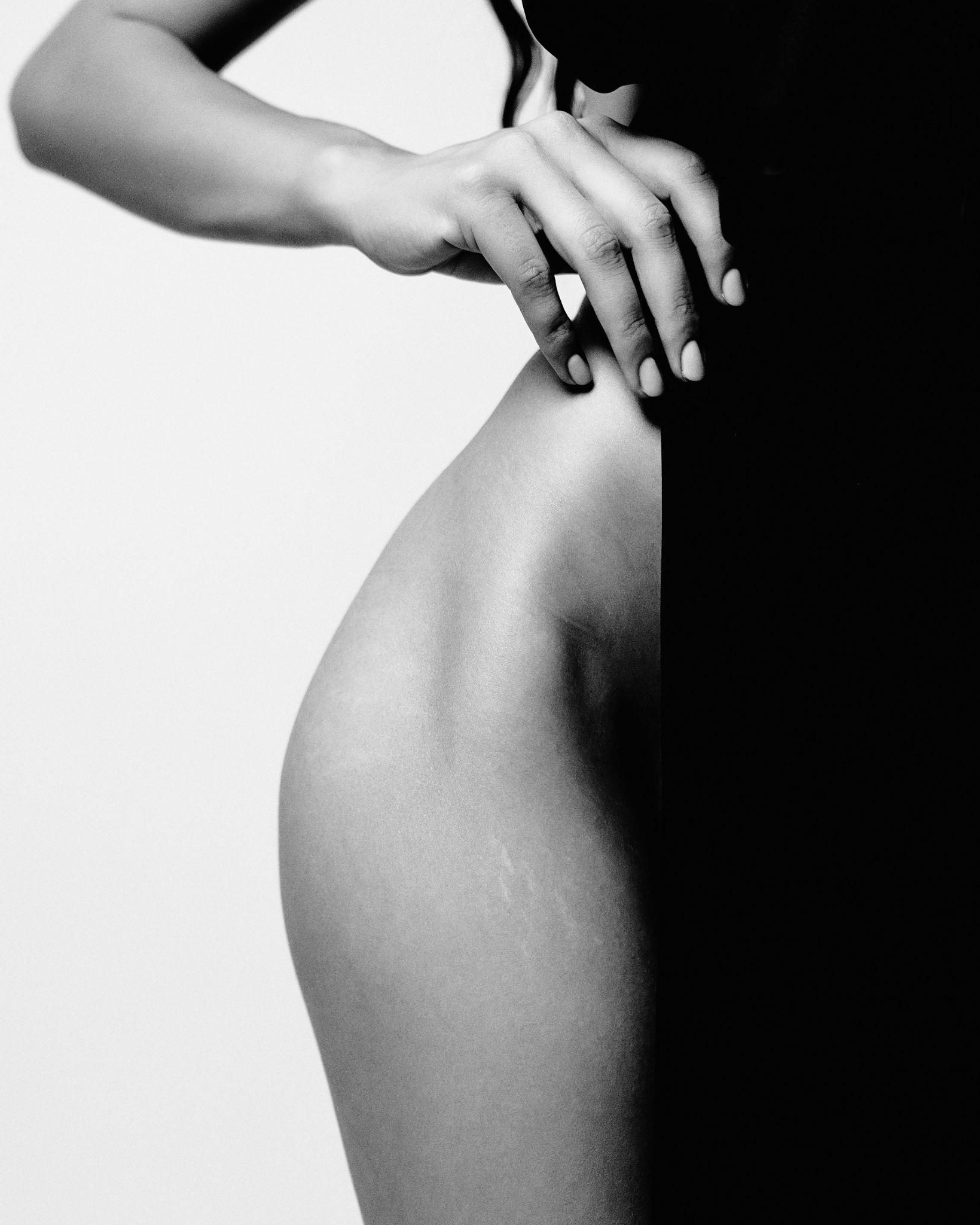 A close-up of a woman’s hip highlights an area that may be targeted with custom body sculpting in Spring Valley.