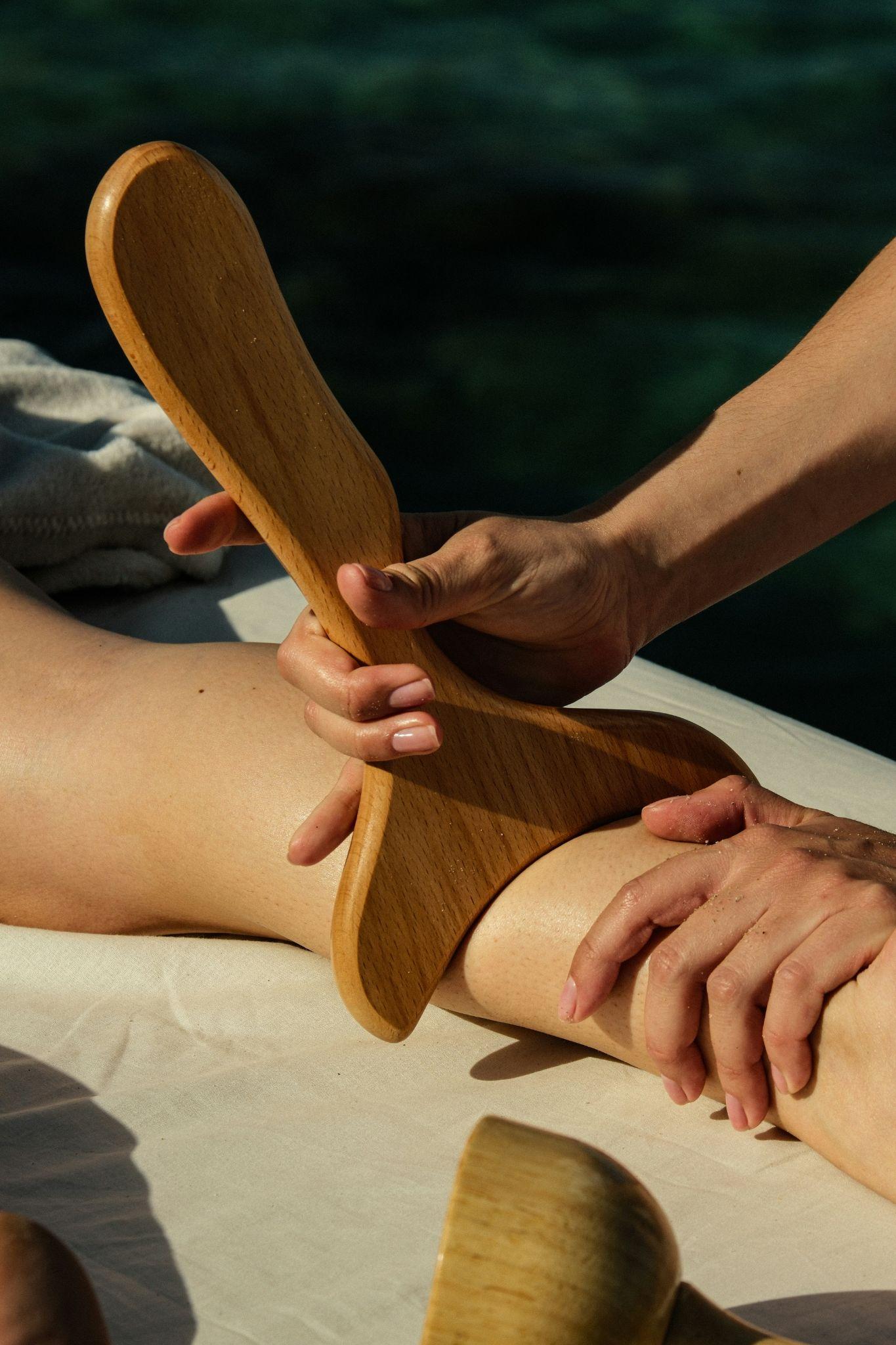 A client receives non-surgical body sculpting in Henderson treatment.